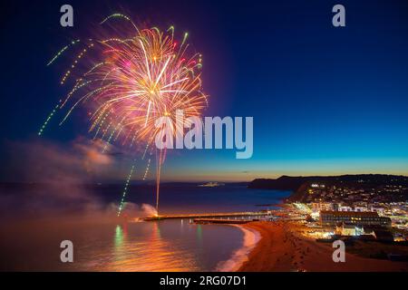 West Bay, Dorset, Royaume-Uni. 6 août 2023. UK Météo. Les feux d'artifice illuminent le ciel nocturne presque sombre au-dessus de la station balnéaire de West Bay dans le Dorset pour la finale du West Bay Day annuel à la fin d'une chaude journée claire. Crédit photo : Graham Hunt/Alamy Live News Banque D'Images