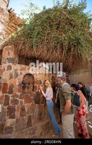 Afrique, Égypte, péninsule du Sinaï. Les gens honorent le buisson brûlant à St. Monastère de Catherine, un monastère orthodoxe grec près du mont Sinaï. Banque D'Images