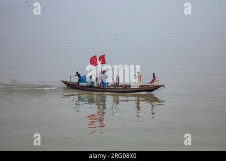 Un petit bateau de pêche sur la rivière Andhar Manki à Kalapara Upazila dans le district de Patuakhali au sud du Bangladesh. Banque D'Images