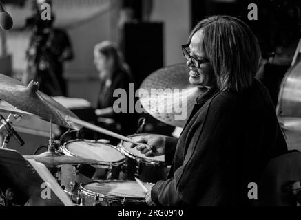 TERRI LYNE CARRINGTON joue de la batterie lors d'un hommage à Geri Allen au 61e Festival de jazz de Monterey - Monterey, Californie Banque D'Images