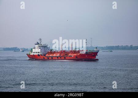 Pétrolier GPL M. T. Bashundhara GPL -5 sur la rivière Meghna. Chandpur, Bangladesh. Banque D'Images