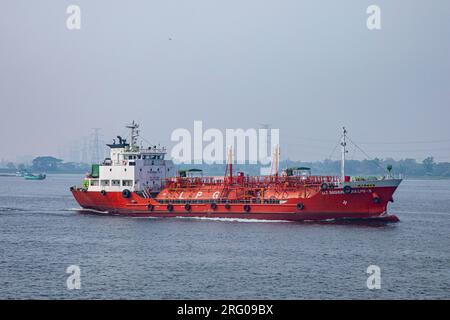 Pétrolier GPL M. T. Bashundhara GPL -5 sur la rivière Meghna. Chandpur, Bangladesh. Banque D'Images