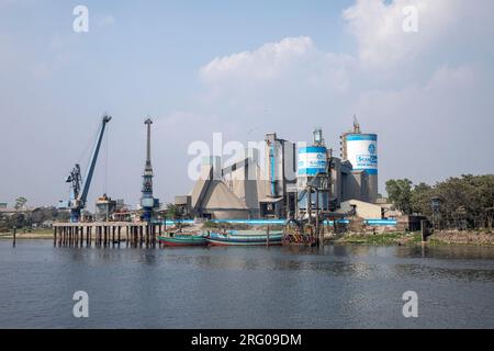 Une usine de Heidelberg Cement Bangladesh Ltd. Sur la rive de la rivière Shitalakshya. Munshiganj, Bangladesh Banque D'Images