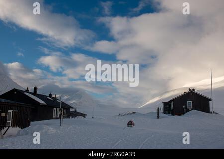 Salka Mountain Hut sur la piste de ski de Kungsleden pendant la saison d'hiver, Laponie, Suède Banque D'Images