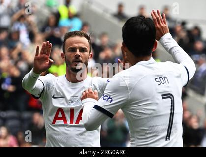 Londres, Royaume-Uni. 06 août 2023. James Maddison de Tottenham Hotspur célèbre avec Heung min-son de Tottenham Hotspur. Match amical de pré-saison, Tottenham Hotspur contre Shakhtar Donetsk au Tottenham Hotspur Stadium à Londres le dimanche 6 août 2023. Cette image ne peut être utilisée qu'à des fins éditoriales. Usage éditorial seulement, photo de Sandra Mailer/Andrew Orchard photographie sportive/Alamy Live News crédit : Andrew Orchard photographie sportive/Alamy Live News Banque D'Images