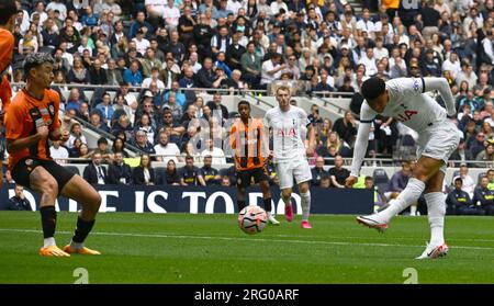 Londres, Royaume-Uni. 06 août 2023. Dane Scarlett de Tottenham Hotspur marque le 5e but du match . Match amical de pré-saison, Tottenham Hotspur contre Shakhtar Donetsk au Tottenham Hotspur Stadium à Londres le dimanche 6 août 2023. Cette image ne peut être utilisée qu'à des fins éditoriales. Usage éditorial seulement, photo de Sandra Mailer/Andrew Orchard photographie sportive/Alamy Live News crédit : Andrew Orchard photographie sportive/Alamy Live News Banque D'Images