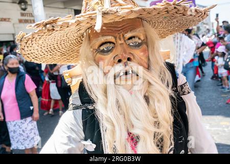 Des danseurs costumés mexicains interprètent la Danza de los Viejitos ou danse des vieillards au début du marché artisanal du dimanche des Rameaux ou Tianguis de Domingo de Ramos le 9 avril 2022 à Uruapan, Michoacan, Mexique. Le marché artisanal d'une semaine est considéré comme le plus grand des Amériques. Banque D'Images