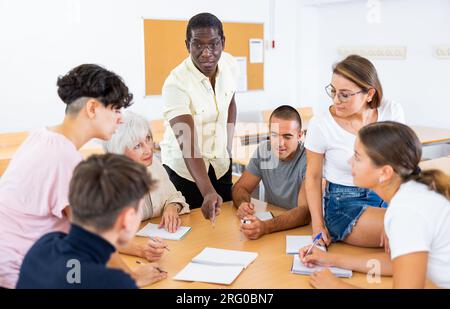 Groupe de personnes participant à un cours de langue Banque D'Images