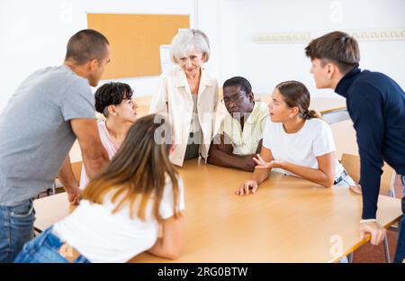 Groupe de personnes participant à un cours de langue Banque D'Images