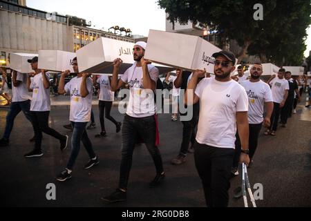 Israël. 06 août 2023. Des centaines d’adolescents arabes israéliens portent 143 « cercueils » lors d’une manifestation contre la hausse du taux de criminalité dans la société arabe israélienne et le manque d’application, faisant de 2023 l’année la plus meurtrière jamais enregistrée avec 143 victimes jusqu’au 6 août. Tel Aviv, Israël. 6 août 2023. (Matan Golan/Sipa USA). Crédit : SIPA USA/Alamy Live News Banque D'Images