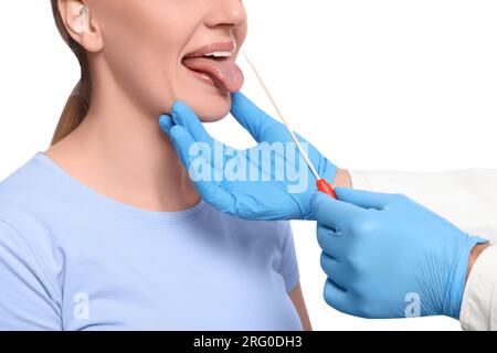 Médecin prenant un échantillon de prélèvement de gorge de la cavité buccale de la femme sur fond blanc, gros plan Banque D'Images