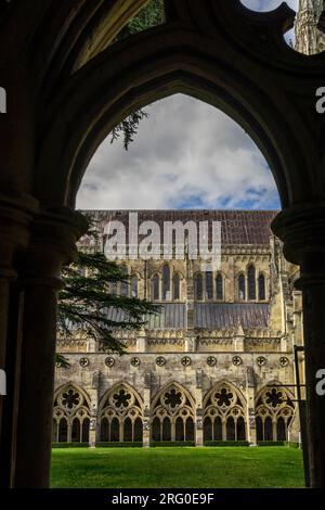 Arcade du cloître de la cathédrale de Salisbury, la plus grande au Royaume-Uni, Salisbury, Wiltshire, Angleterre, Royaume-Uni Banque D'Images