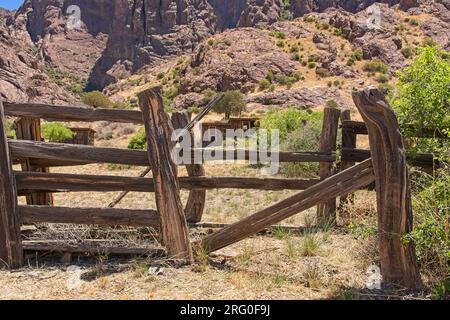 Cadre de clôture en bois rustique cabane ternie de camp minier abandonné sur les pentes dorées des montagnes d'orgue Banque D'Images