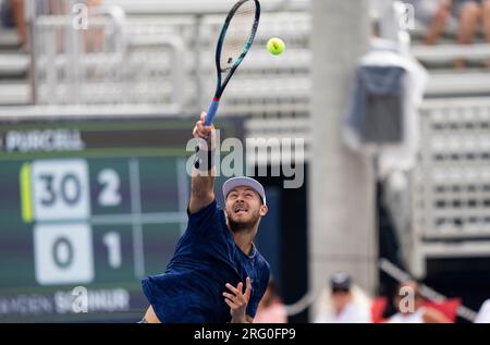 Toronto, Canada. 6 août 2023. Brayden Schnur, du Canada, retourne le ballon contre Max Purcell, de l'Australie, lors de la deuxième ronde du match de qualification masculine en simple à l'Open Banque nationale 2023 à Toronto, Canada, le 6 août 2023. Crédit : Zou Zheng/Xinhua/Alamy Live News Banque D'Images