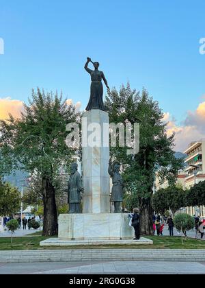 Statues et monuments des héros de la guerre révolutionnaire grecque en 1821 (la guerre d'indépendance contre l'Empire ottoman) à Kalamata à Messeni Banque D'Images