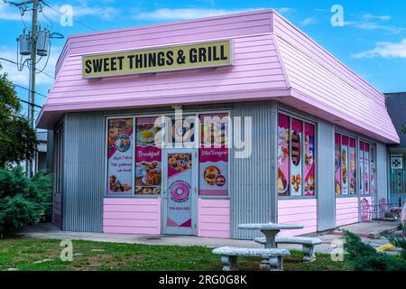 Metairie, LA, USA - 22 JUILLET 2023 : vue complète de Sweet Things and Grill sur Veterans Memorial Boulevard dans la banlieue de la Nouvelle-Orléans Banque D'Images