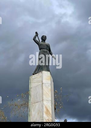 Statues et monuments des héros de la guerre révolutionnaire grecque en 1821 (la guerre d'indépendance contre l'Empire ottoman) à Kalamata à Messeni Banque D'Images