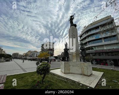 Statues et monuments des héros de la guerre révolutionnaire grecque en 1821 (la guerre d'indépendance contre l'Empire ottoman) à Kalamata à Messeni Banque D'Images