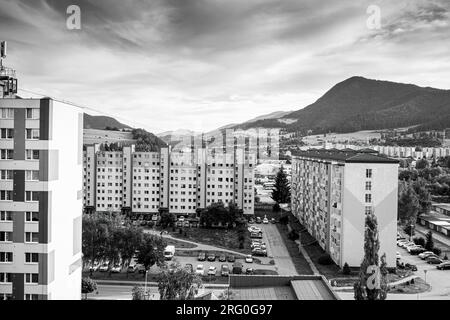 Vue des bâtiments à panneaux et paysage vallonné en arrière-plan. Photo de haute qualité Banque D'Images