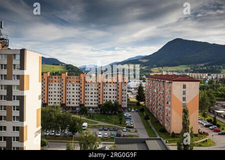 Vue des bâtiments à panneaux et paysage vallonné en arrière-plan. Photo de haute qualité Banque D'Images