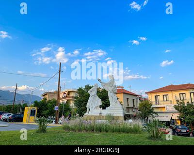 Statues et monuments des héros de la guerre révolutionnaire grecque en 1821 (la guerre d'indépendance contre l'Empire ottoman) à Kalamata à Messeni Banque D'Images