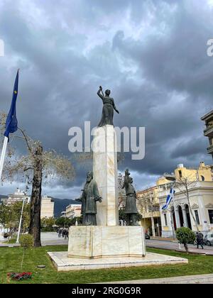 Statues et monuments des héros de la guerre révolutionnaire grecque en 1821 (la guerre d'indépendance contre l'Empire ottoman) à Kalamata à Messeni Banque D'Images