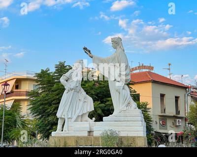 Statues et monuments des héros de la guerre révolutionnaire grecque en 1821 (la guerre d'indépendance contre l'Empire ottoman) à Kalamata à Messeni Banque D'Images