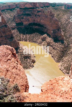 Yellowtail Canyon et Bighorn River avec le bateau de Devil Lookout sont situés dans la zone de loisirs nationale de Bighorn Canyon, qui fait partie du Montana et du Wyoming. Banque D'Images