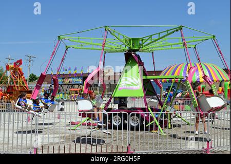 Wheaton, Illinois, États-Unis. Malgré des températures très élevées, le carnaval ou les manèges sont toujours populaires auprès des enfants comme ce fut le cas au DuPage County. Banque D'Images