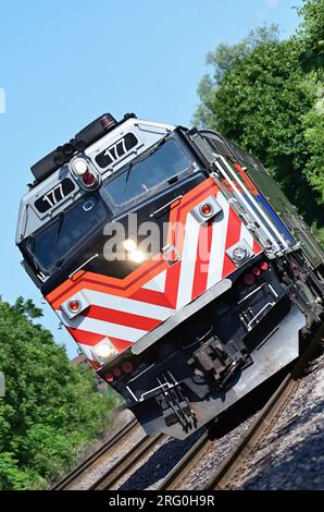 Winfield, Illinois, États-Unis. Un train de banlieue Metra sur une courbe comme il arrive dans la banlieue de Chicago de Winfield avec des navetteurs. Banque D'Images