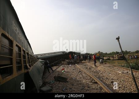 Nawabshah, Sindh, Pakistan. 6 août 2023. Une vue d'un déraillement d'un train de voyageurs à Nawabshah, province du Sindh au sud du Pakistan le 6 août 28 ont été tués et plus de 50 blessés, selon un rapport. (Image de crédit : © Jan Ali Laghari/Pacific Press via ZUMA Press Wire) USAGE ÉDITORIAL SEULEMENT! Non destiné à UN USAGE commercial ! Banque D'Images