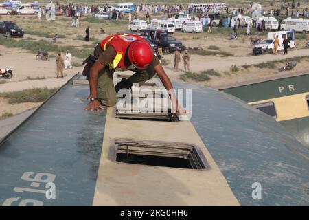 Nawabshah, Sindh, Pakistan. 6 août 2023. Un membre de l'équipe de recherche et sauvetage est vu comme les voitures du train express ont déraillé à Nawabshah le 6 août 28 étaient morts et plus de 50 ont été blessés dans cet accident, selon un rapport. (Image de crédit : © Jan Ali Laghari/Pacific Press via ZUMA Press Wire) USAGE ÉDITORIAL SEULEMENT! Non destiné à UN USAGE commercial ! Banque D'Images