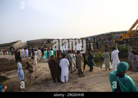 Nawabshah, Sindh, Pakistan. 6 août 2023. L'équipe de recherche et sauvetage est vue comme les voitures du train express ont déraillé à Nawabshah le 6 août 28 étaient morts et plus de 50 ont été blessés dans cet accident, selon un rapport. (Image de crédit : © Jan Ali Laghari/Pacific Press via ZUMA Press Wire) USAGE ÉDITORIAL SEULEMENT! Non destiné à UN USAGE commercial ! Banque D'Images