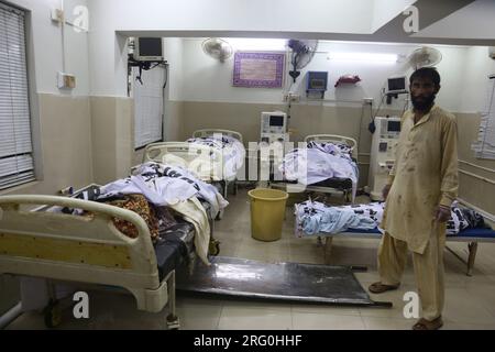 Nawabshah, Sindh, Pakistan. 6 août 2023. Les cadavres des voitures accidentelles du train express qui a déraillé à Nawabshah le 6 août 28 étaient morts et plus de 50 ont été blessés dans cet accident, selon un rapport. (Image de crédit : © Jan Ali Laghari/Pacific Press via ZUMA Press Wire) USAGE ÉDITORIAL SEULEMENT! Non destiné à UN USAGE commercial ! Banque D'Images