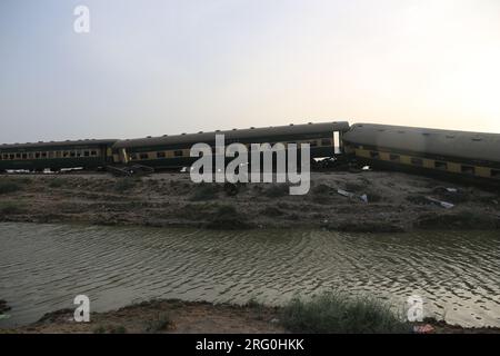 Nawabshah, Sindh, Pakistan. 6 août 2023. Une vue d'un déraillement d'un train de voyageurs à Nawabshah, province du Sindh au sud du Pakistan le 6 août 28 ont été tués et plus de 50 blessés, selon un rapport. (Image de crédit : © Jan Ali Laghari/Pacific Press via ZUMA Press Wire) USAGE ÉDITORIAL SEULEMENT! Non destiné à UN USAGE commercial ! Banque D'Images