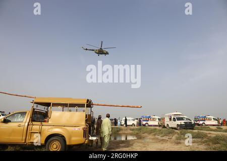 Nawabshah, Sindh, Pakistan. 6 août 2023. Un hélicoptère est vu alors que les voitures du train express ont déraillé à Nawabshah le 6 août 28 étaient morts et plus de 50 ont été blessés dans cet accident, selon un rapport. (Image de crédit : © Jan Ali Laghari/Pacific Press via ZUMA Press Wire) USAGE ÉDITORIAL SEULEMENT! Non destiné à UN USAGE commercial ! Banque D'Images