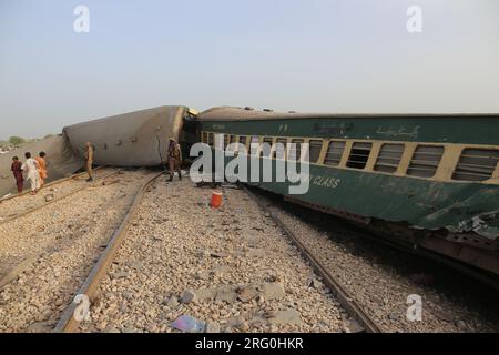 Nawabshah, Sindh, Pakistan. 6 août 2023. Une vue d'un déraillement d'un train de voyageurs à Nawabshah, province du Sindh au sud du Pakistan le 6 août 28 ont été tués et plus de 50 blessés, selon un rapport. (Image de crédit : © Jan Ali Laghari/Pacific Press via ZUMA Press Wire) USAGE ÉDITORIAL SEULEMENT! Non destiné à UN USAGE commercial ! Banque D'Images