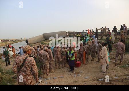 Nawabshah, Sindh, Pakistan. 6 août 2023. L'équipe de recherche et sauvetage est vue comme les voitures du train express ont déraillé à Nawabshah le 6 août 28 étaient morts et plus de 50 ont été blessés dans cet accident, selon un rapport. (Image de crédit : © Jan Ali Laghari/Pacific Press via ZUMA Press Wire) USAGE ÉDITORIAL SEULEMENT! Non destiné à UN USAGE commercial ! Banque D'Images