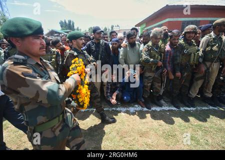 6 août 2023, Srinagar, Jammu-et-Cachemire, Inde : un officier de l'armée indienne se prépare à déposer une gerbe sur le cercueil du camarade Waseem Ahmad lors de ses funérailles à Bandipora le 6 août 2023. Trois soldats ont été tués dans le Cachemire administré par l'Inde lors d'un affrontement avec des rebelles présumés alors que la région contestée marquait le quatrième anniversaire de l'imposition directe de New Delhi, a déclaré la police le 5 août. (Image de crédit : © Mubashir Hassan/Pacific Press via ZUMA Press Wire) USAGE ÉDITORIAL SEULEMENT! Non destiné à UN USAGE commercial ! Banque D'Images