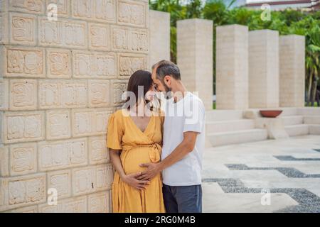 Un couple affectueux dans leurs années 40 chérissant le miracle de l'accouchement au Mexique, embrassant le voyage de la parentalité avec joie et anticipation Banque D'Images