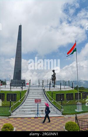 Darjeeling, Bengale occidental, Inde- 05.26.2023. Touristes profitant de vacances devant le mémorial de guerre à Darjeeling Banque D'Images