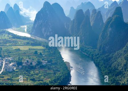 GUILIN, CHINE - 6 AOÛT 2023 - Xianggong Mountain Scenic spot, Yangshuo, Guilin, Guangxi, Chine, 6 août 2023. Banque D'Images