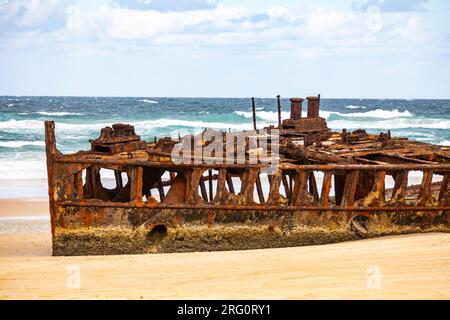 SS Maven naufrage de paquebot rouillé sur la plage de 75 miles Fraser Island K'gari, Queensland, Australie Banque D'Images