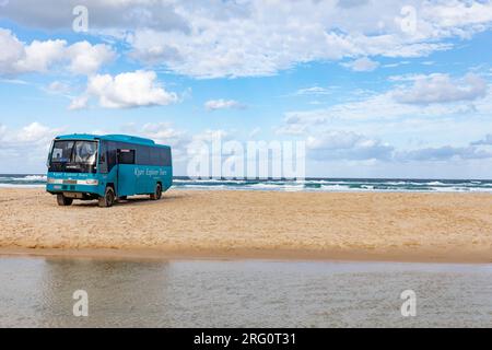 Le bus touristique K'gari Fraser Island explorer sur une plage de 75 km garé à côté d'Eli Creek pour les excursions d'une journée et les touristes à visiter Fraser Island, Queensland Banque D'Images