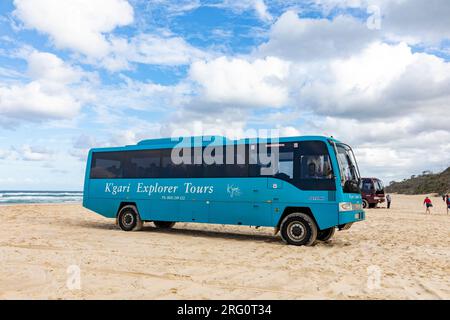 Le bus touristique K'gari Fraser Island explorer sur une plage de 75 km garé à côté d'Eli Creek pour les excursions d'une journée et les touristes à visiter Fraser Island, Queensland Banque D'Images
