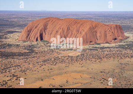 Uluu, aspects nord-ouest et sud-ouest, vue aérienne, avec le mont Connor au loin, à 100 km. Territoire du Nord, Australie Banque D'Images