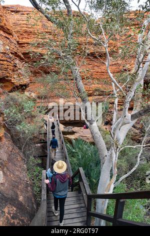 Promeneurs descendant dans le Garden of Eden et le Kings Canyon Waterhole à la face est du bras nord de Kings Canyon. Le sable pur Mereenie Banque D'Images