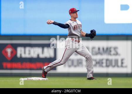 Nick Ahmed (13), court-circuit des Diamondbacks de l'Arizona, joue le ballon lors d'un match de saison régulière de la MLB entre les Diamondbacks de l'Arizona et les Twins du Minnesota, Banque D'Images