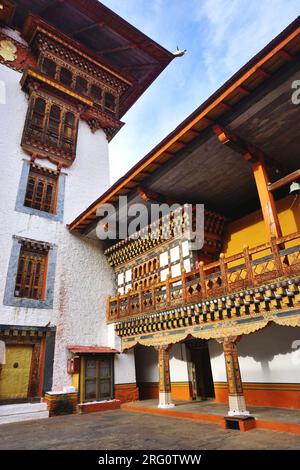 Architecture bhoutanaise traditionnelle avec boiseries peintes, banques de fenêtres ornées de rabats et maçonnerie en pierre blanchie à la chaux à Punakha Dzong, Bhoutan Banque D'Images