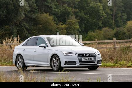 Whittlebury, Northants., Royaume-Uni - 6 août 2023. 2018 Audi A4 S line Quattro S-A blanche traversant un village anglais. Banque D'Images